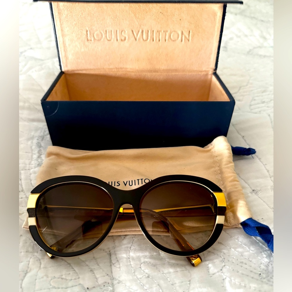 Beautiful Brown & Gold Women’s Louis Vuitton Sunglasses. 💛🤎